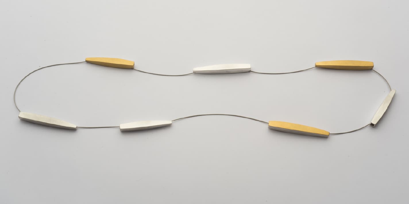 Goldkette mit Silberelementen