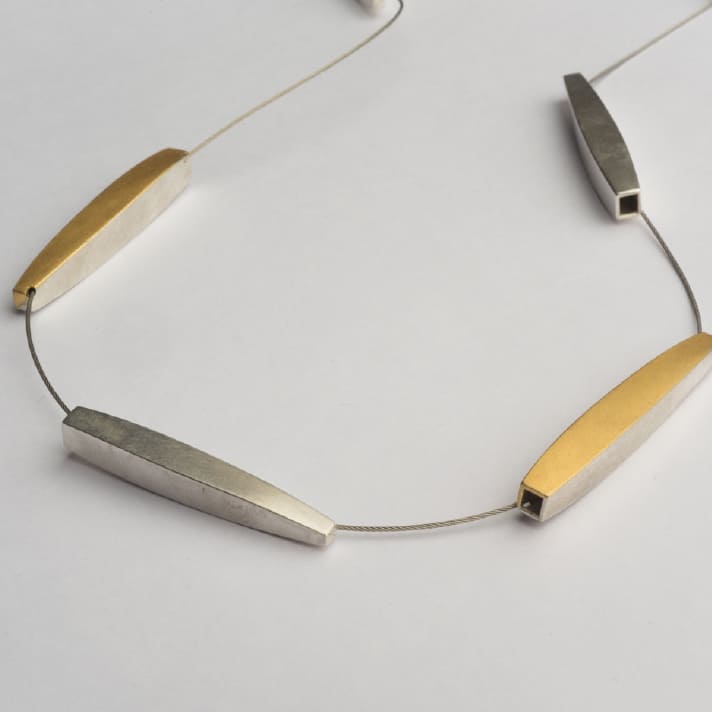 Silberner und goldener Schmuck